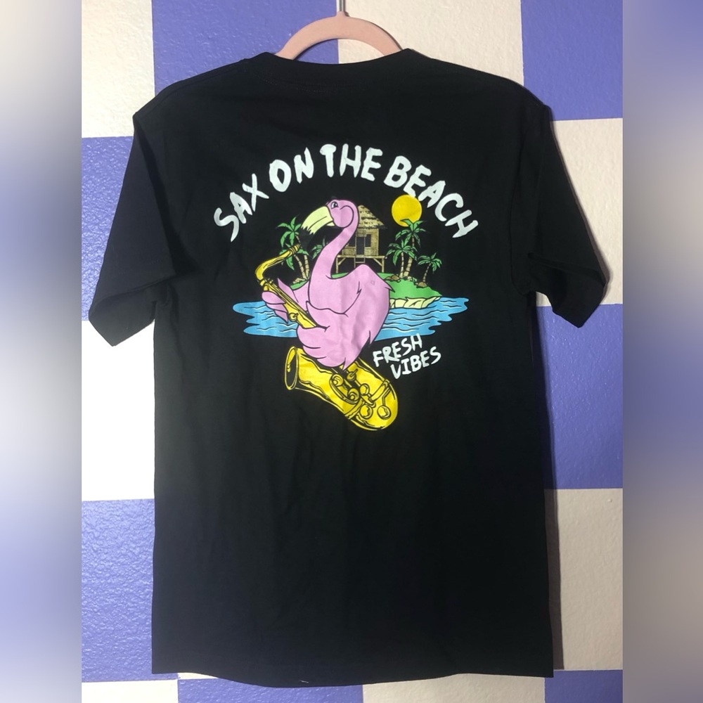 NWOT Fresh Vibes Sax 🎷 On The Beach Flamingo Black Tee - Size S